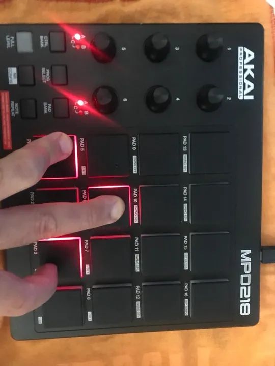 AKAI MPD 218 - MIDI PAD Controladora - Foto 4