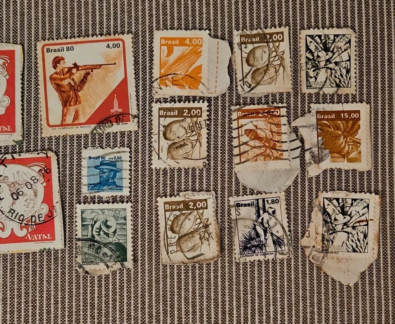 Lote Selos Postais Antigos Décadas de 1970 e 1980 - Foto 3