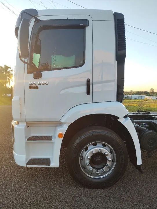 Volkswagen constellation 24.250  - Foto 2