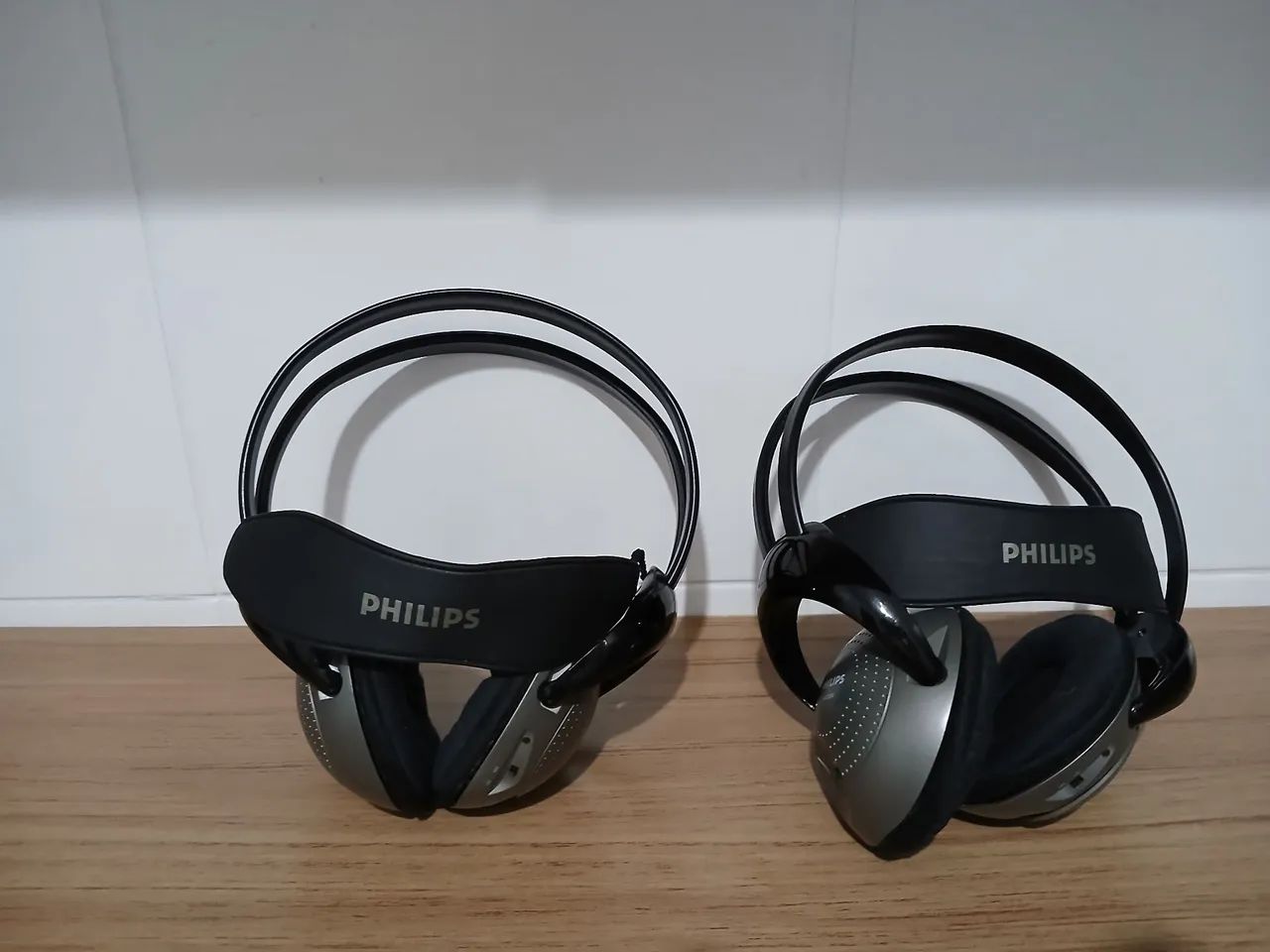 Par de fones de ouvido a laser Phillips.