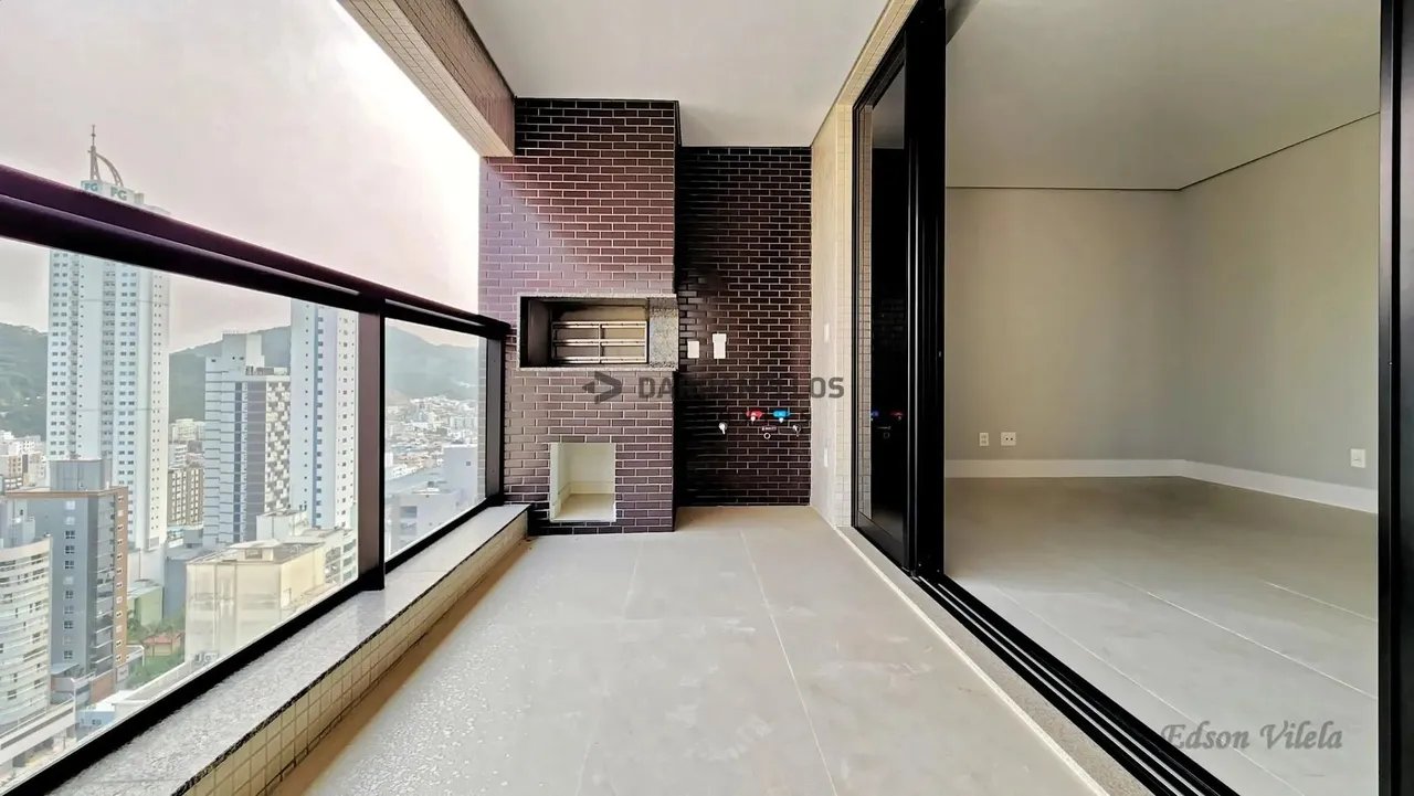 Apartamento em Balneário Camboriú com 4 quartos e 3 vagas. Rua reta ao mar!