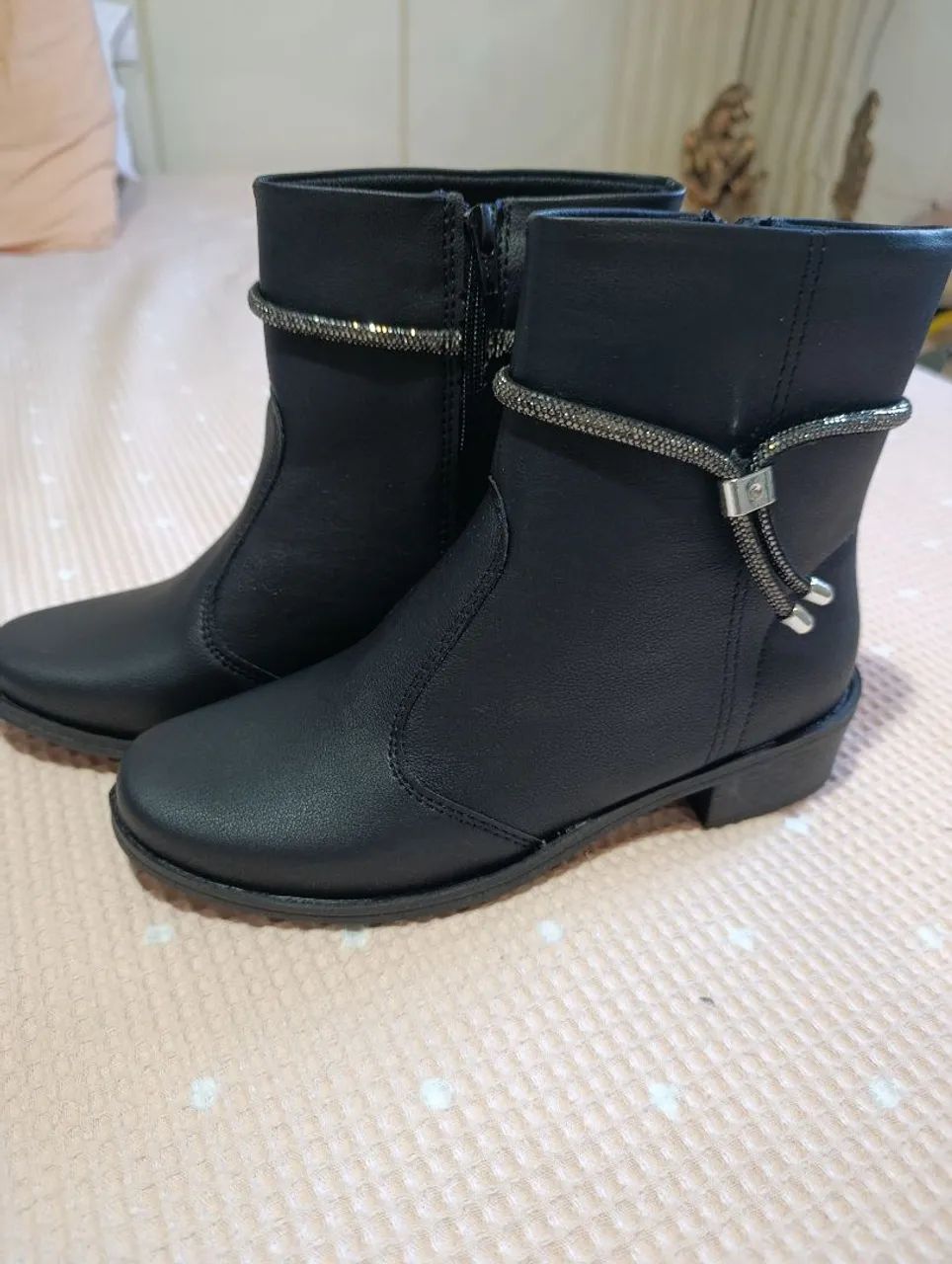 Botas Femininas Pretas com Detalhes