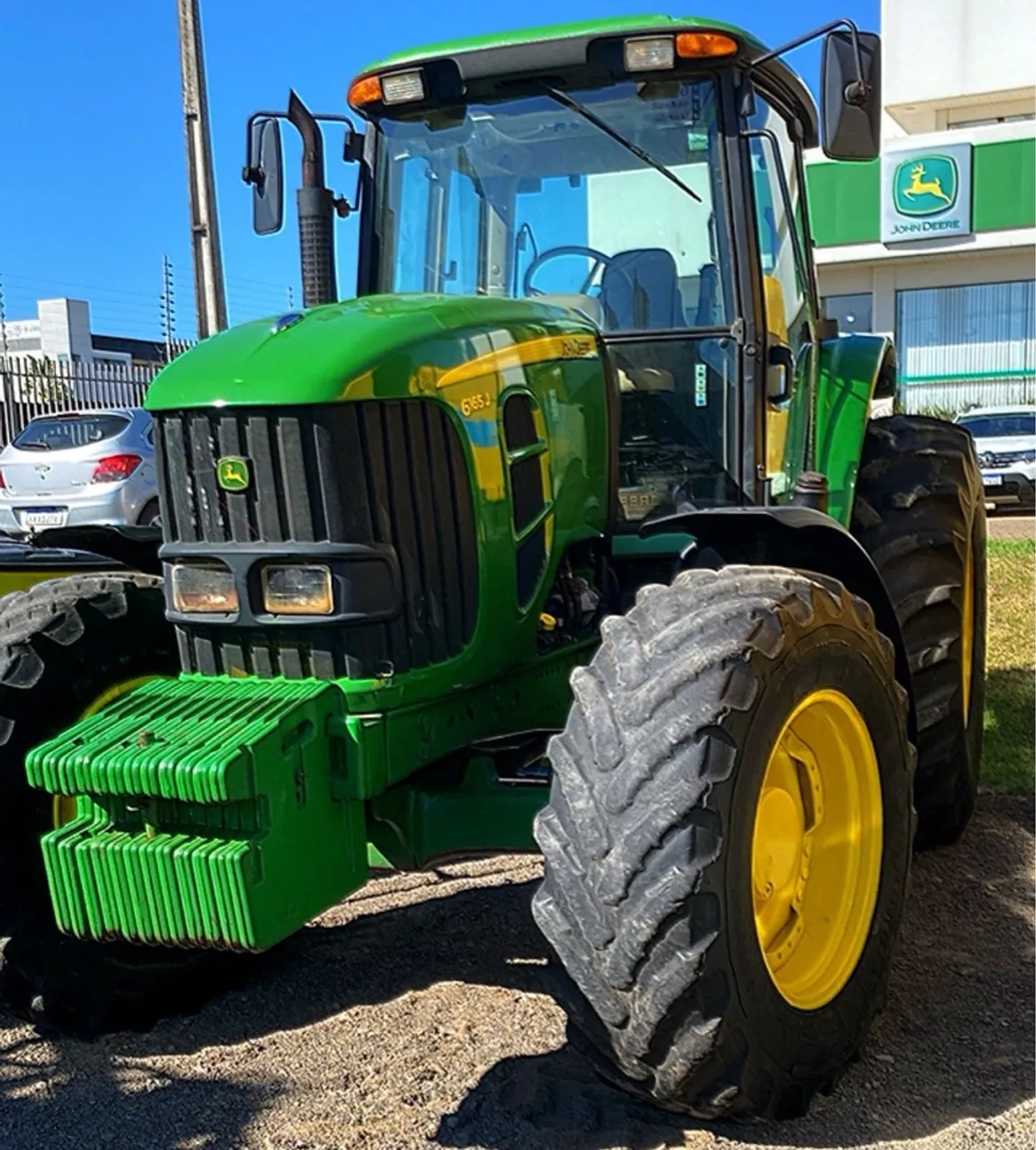 Trator John Deere 6155J - Potência e Eficiência!