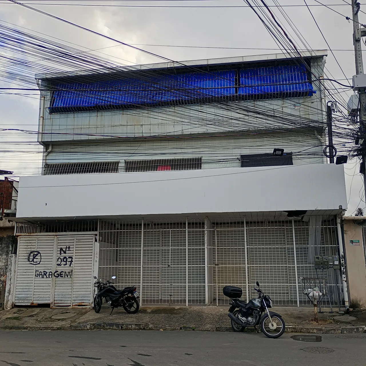 Vendo predio com ponto comercial e casa com garagem.