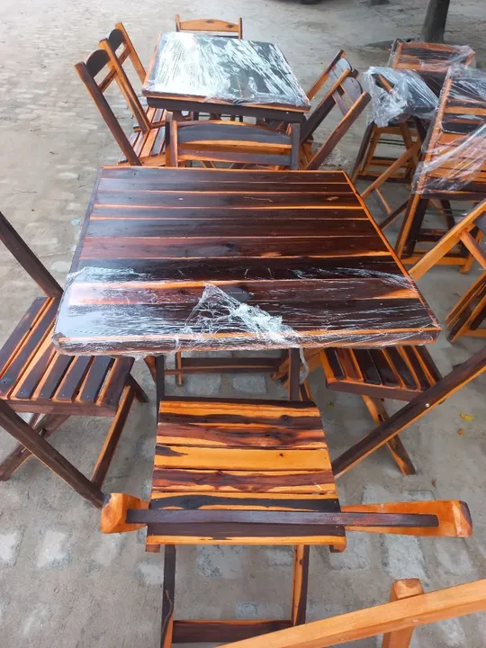MESA DOBRÁVEL COM 4 CADEIRAS NOVA