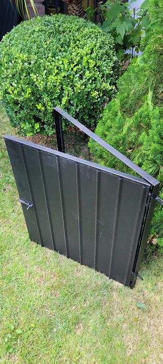 Porta de ferro com pintura de fundo preta, medindo 60 x 70 cm.  - Foto 5