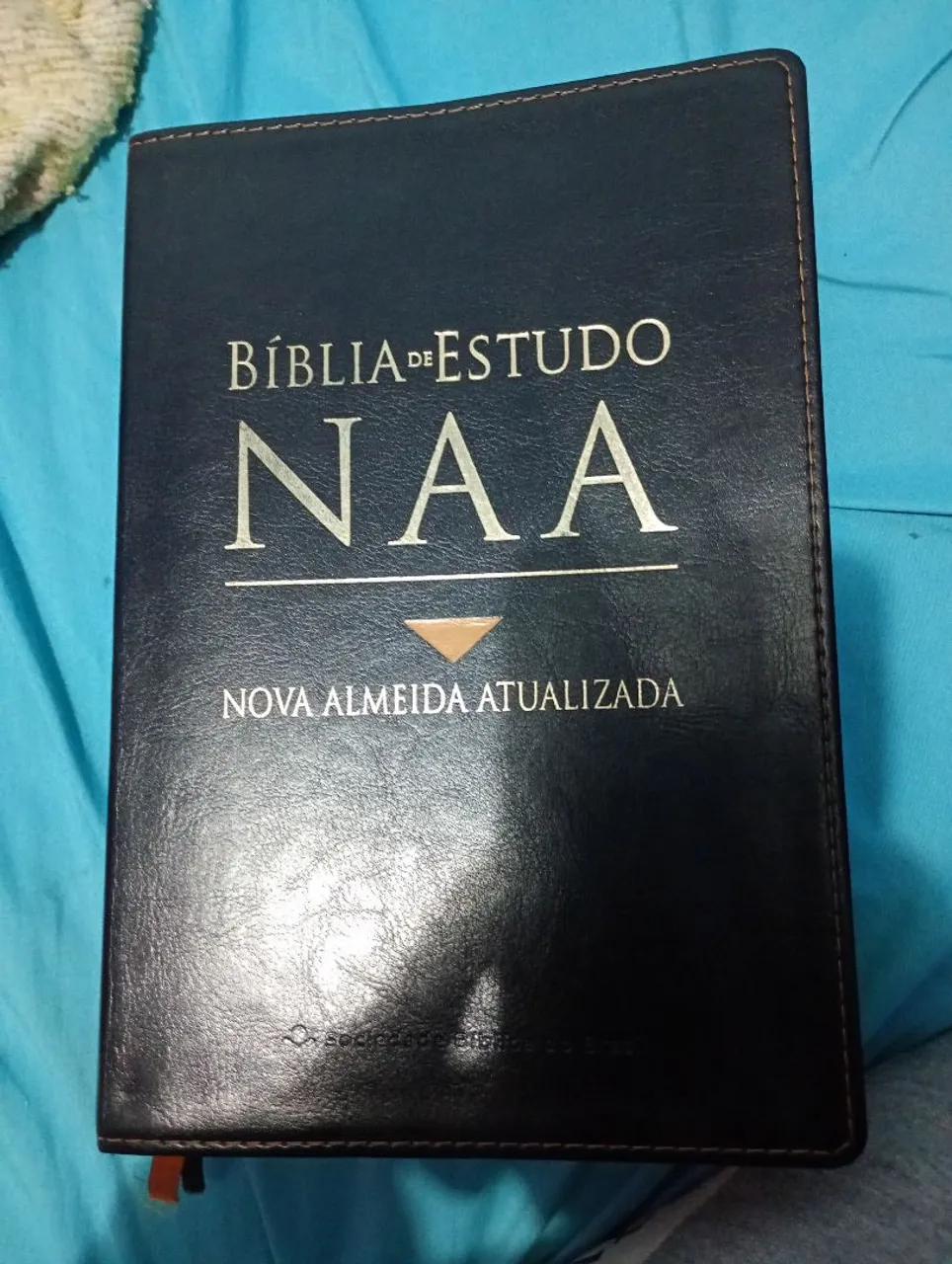 VENDO BÍBLIA NOVA ALMEIDA ATUALIZADA, POUCO USAD.,. O PRATICAMENTE SEMI NOVA.