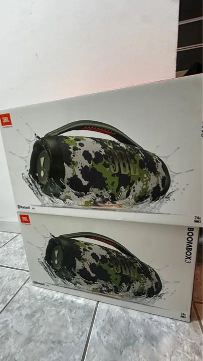 Boombox 3 camuflada e preta disponível