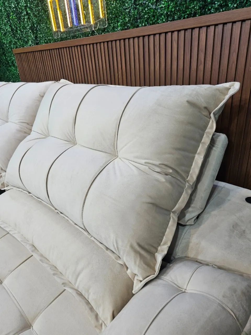 Sofá Retrátil, Reclinável, com USB e Pillowtop nos braços - Foto 2