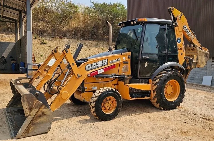 RETROESCAVADEIRA CASE 580N 2016