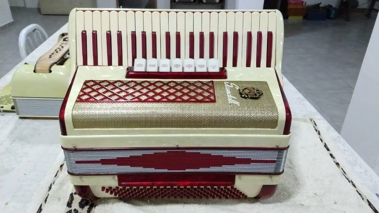 Acordeon Scandalli 120 baixos