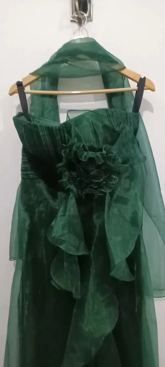 Vestido de festa verde esmeralda com detalhes