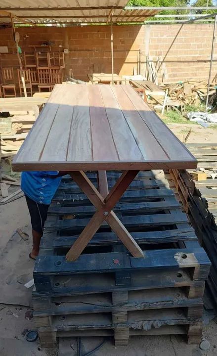 Mesa de madeira rústica com estrutura em x