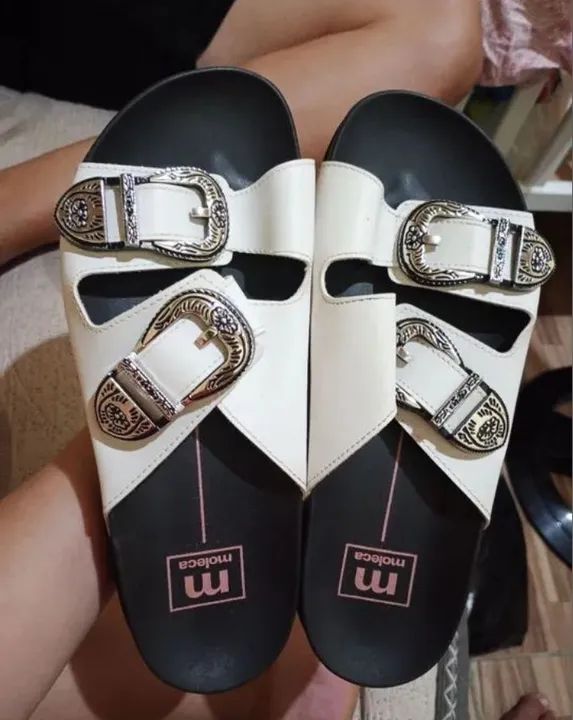 Sandálias brancas com fivela moleca