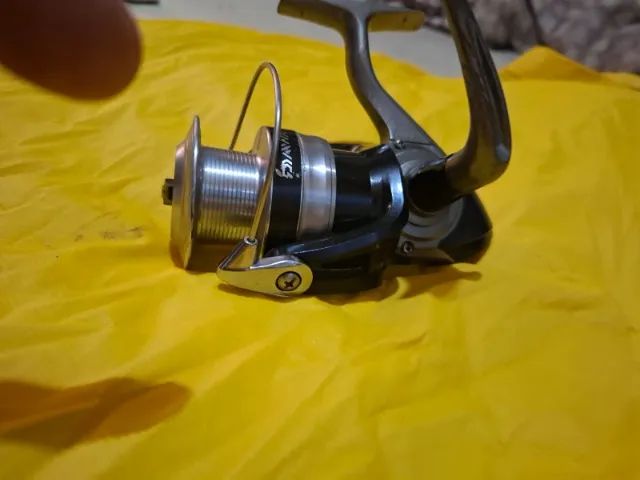 molinete daiwa strikeforce 400B semi novo - Foto 5
