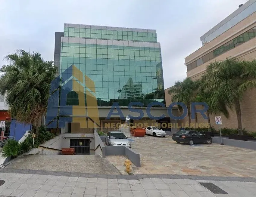 Sala para locação com 457 m², copa, 3 banheiros, 3 vagas de garagem.