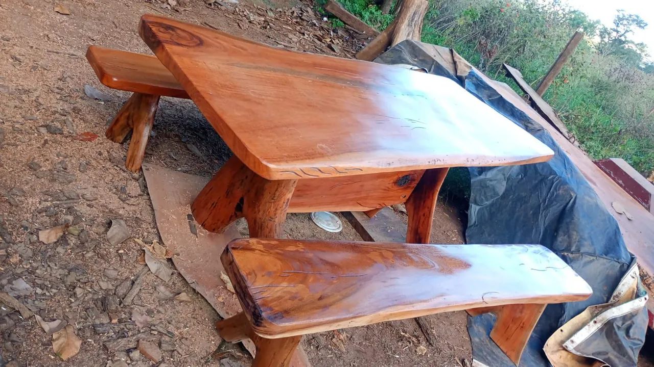 Mesa rústica em Madeira Maciça
