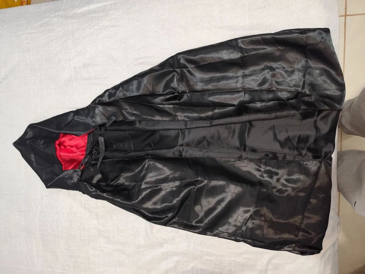 Capa preta com capuz vermelho - Foto 3