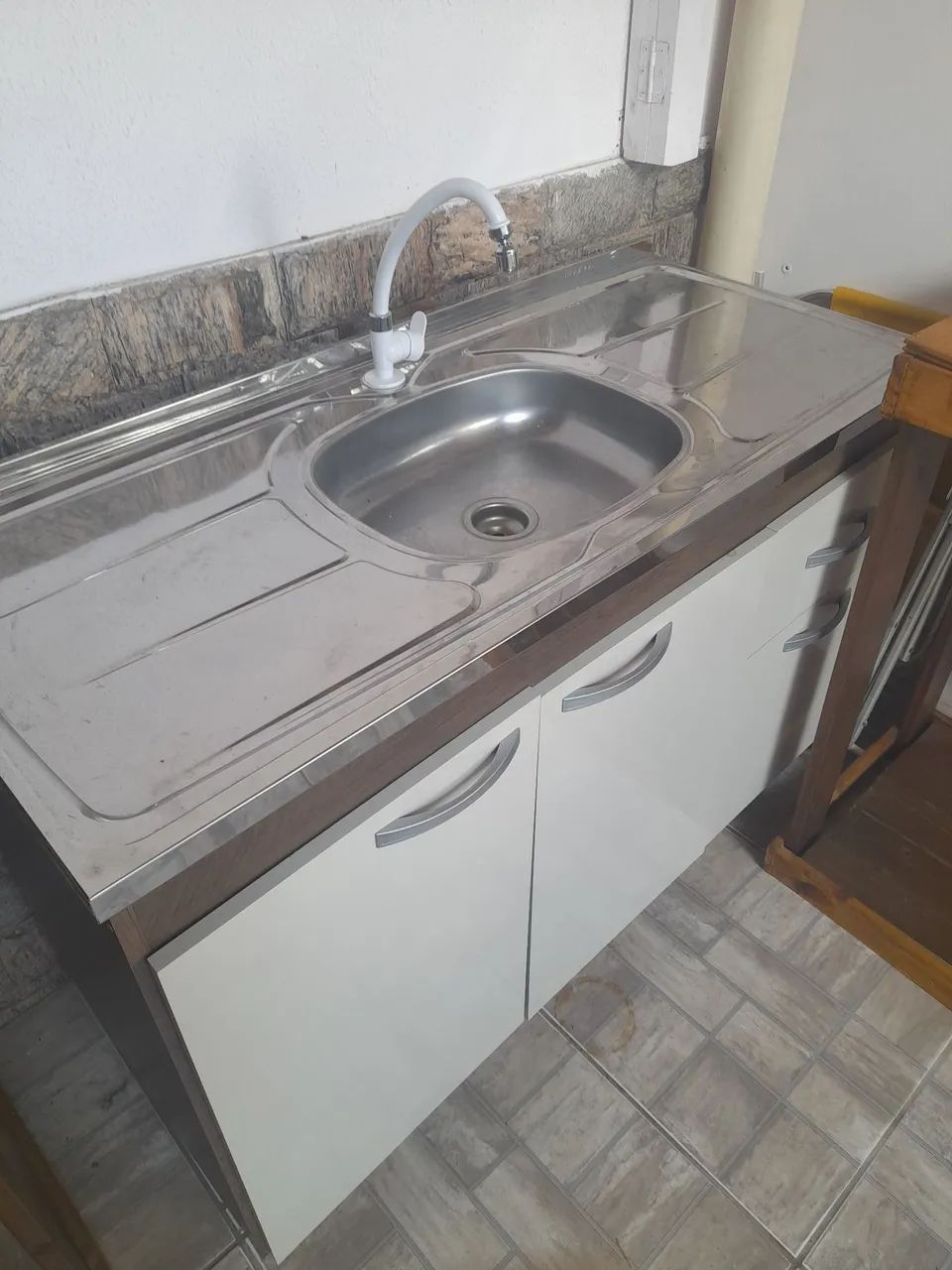 Armário de cozinha com pia e gabinete
