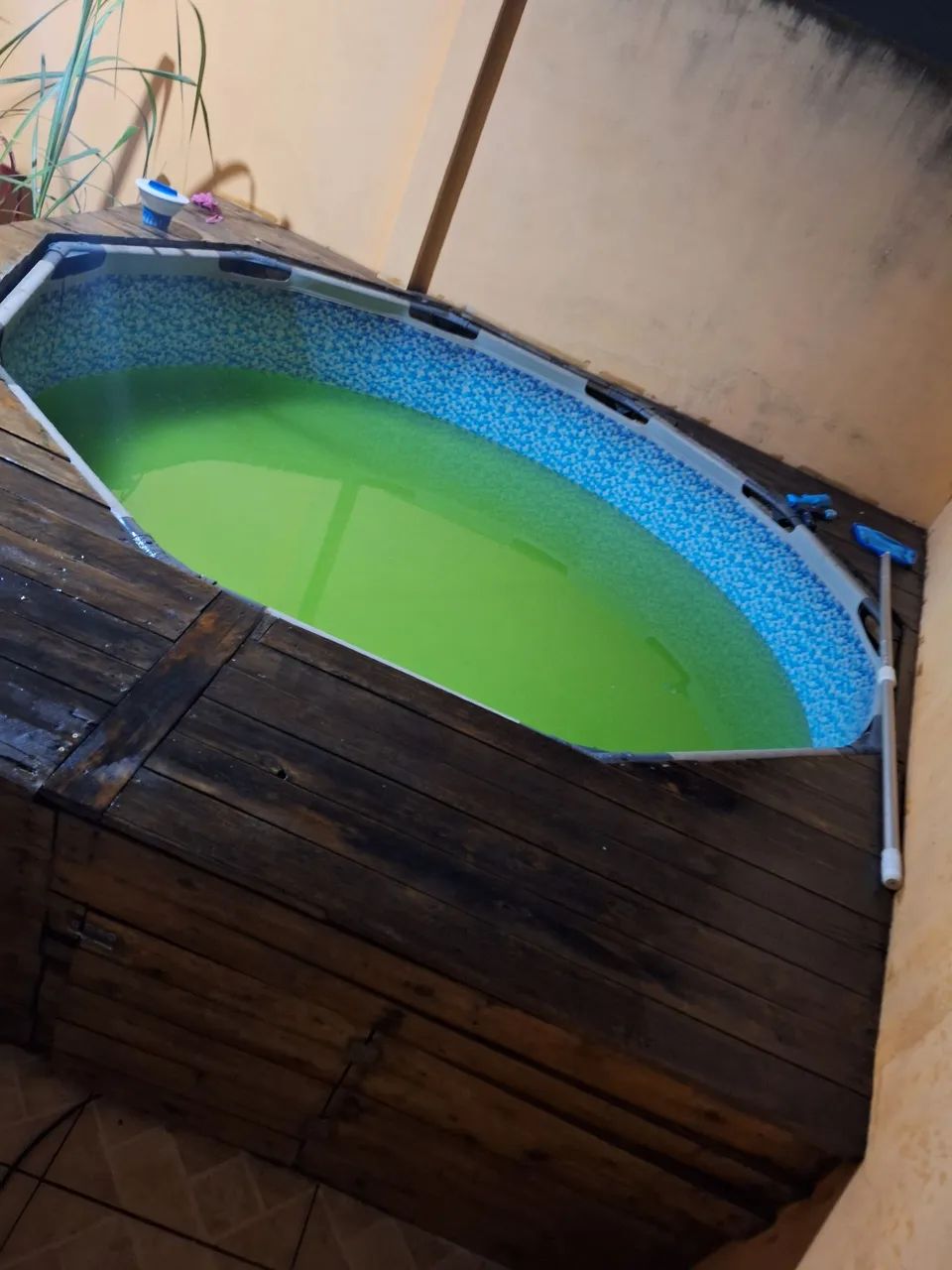 Piscina com deck de madeira  - Foto 2