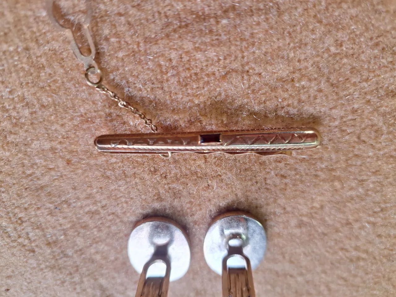 Abotoaduras douradas com prendedor de gravata  - Foto 3