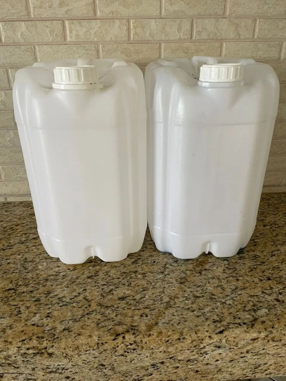 Bombona de água 20 litros usada em lavanderia amaciante e sabão em líquido. - Foto 2