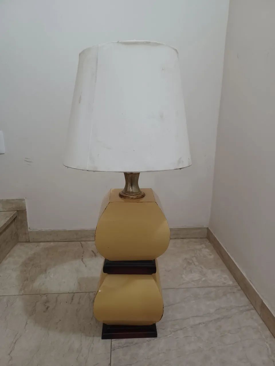 Abajur antigo de madeira.99,00