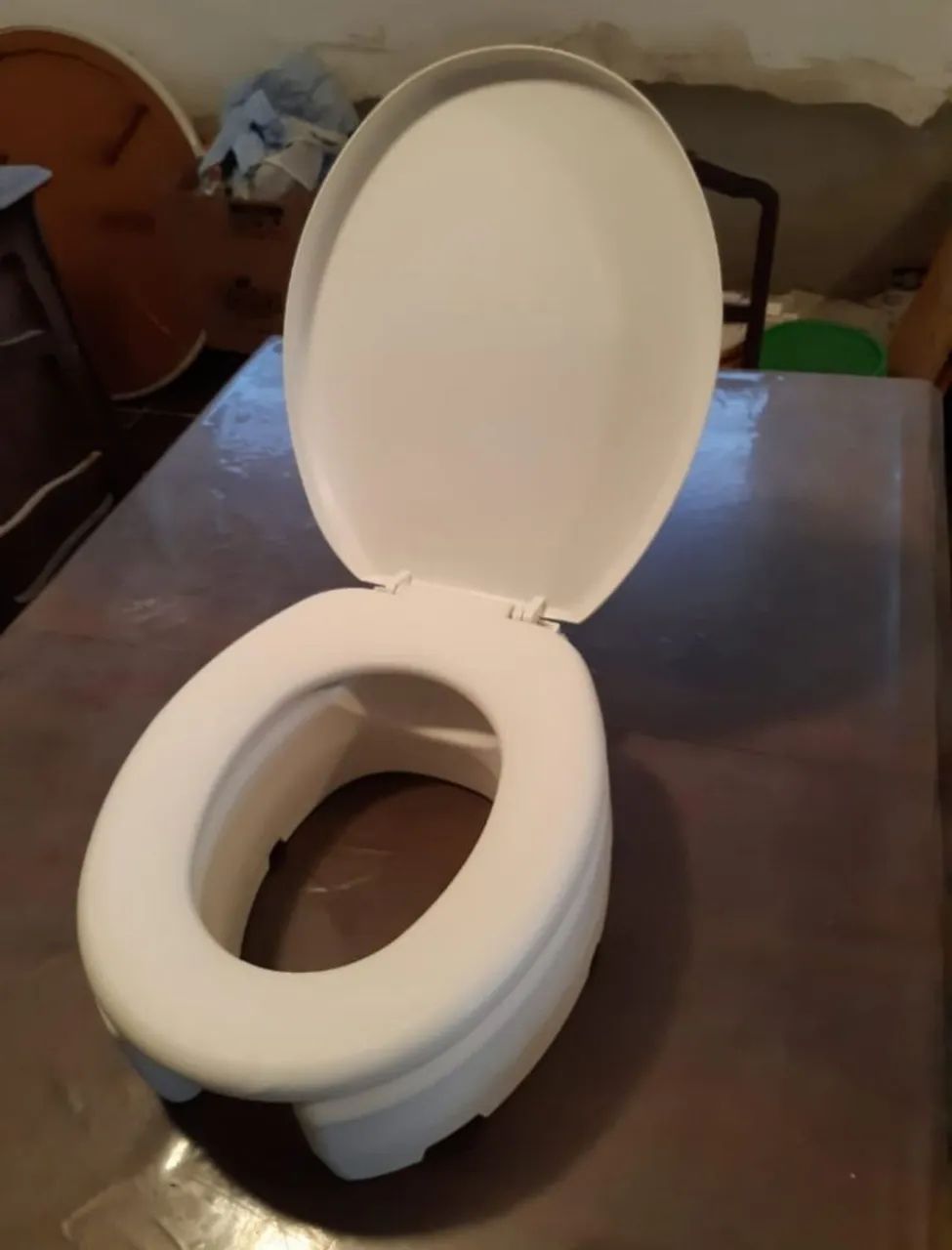 Assento sanitário elevado com tampa, modelo oval na cor branca. - Foto 2