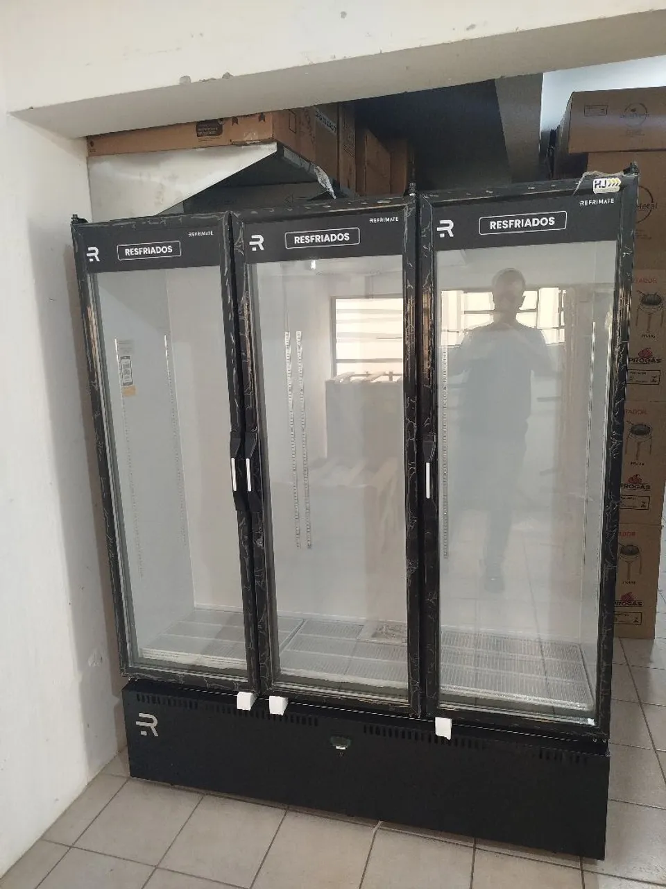 R1 Expositor 3 portas de vidro 958lts resfriados Refrimate