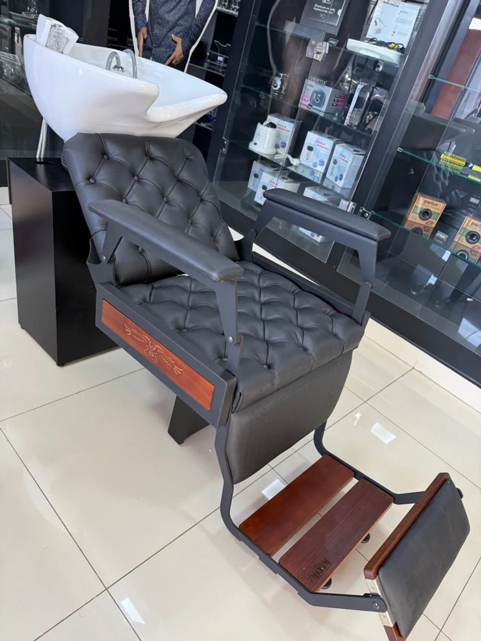Lavatório HAWK com Capitonê e Cuba de porcelana - Foto 4