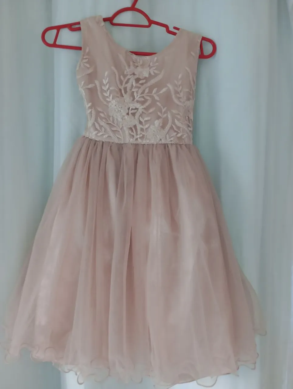 Vestido infantil de tule rosa claro com detalhes em renda
