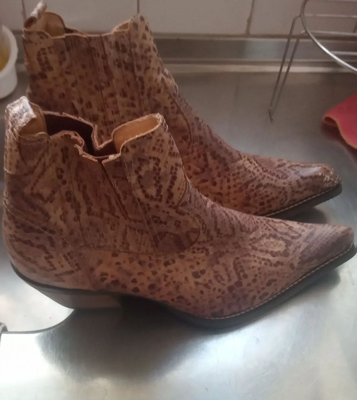 Botas de couro com estampa de cobra, marca West Country 