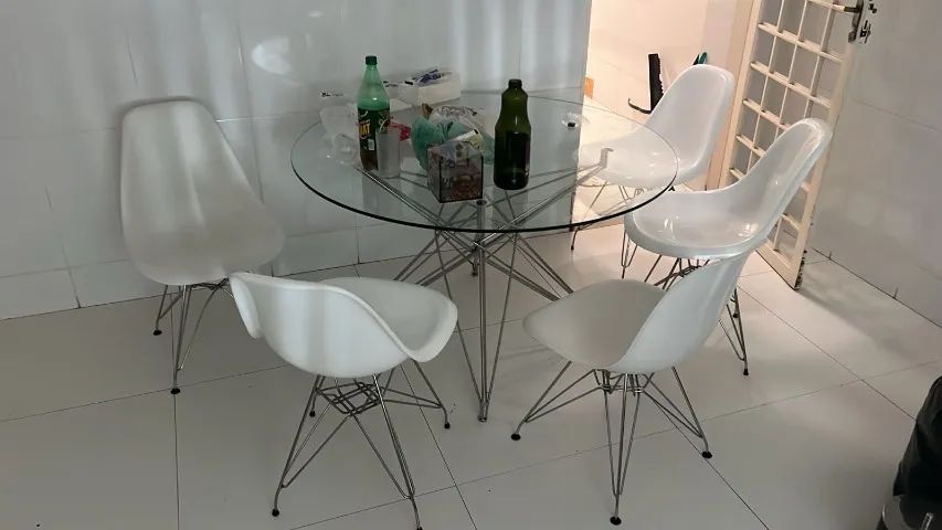 Mesa de jantar redonda, tampo de vidro, base cromada.