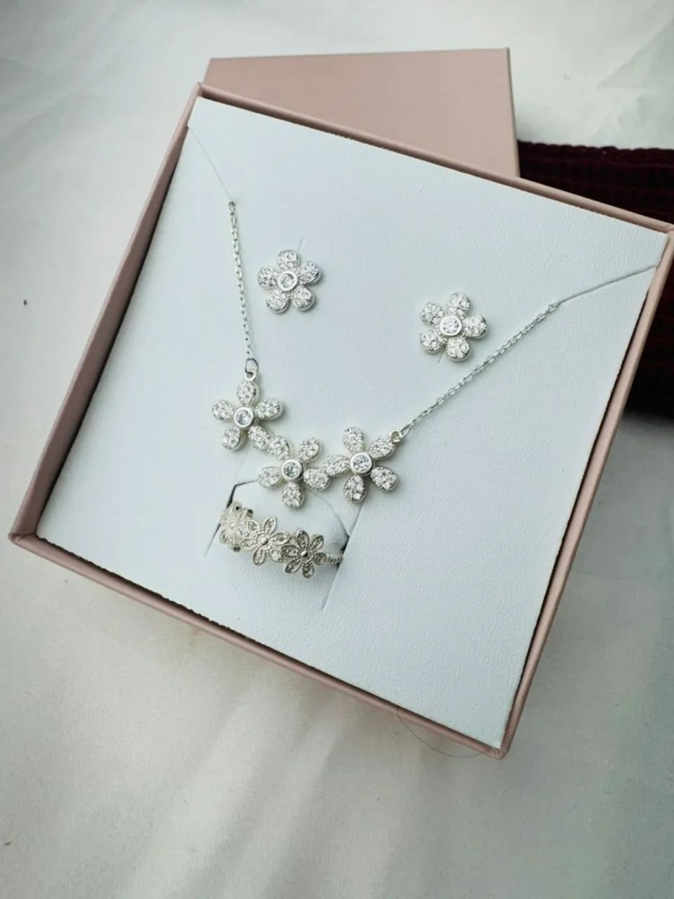 Delicadeza em Cada Detalhe: Conjunto Flor em Prata 925