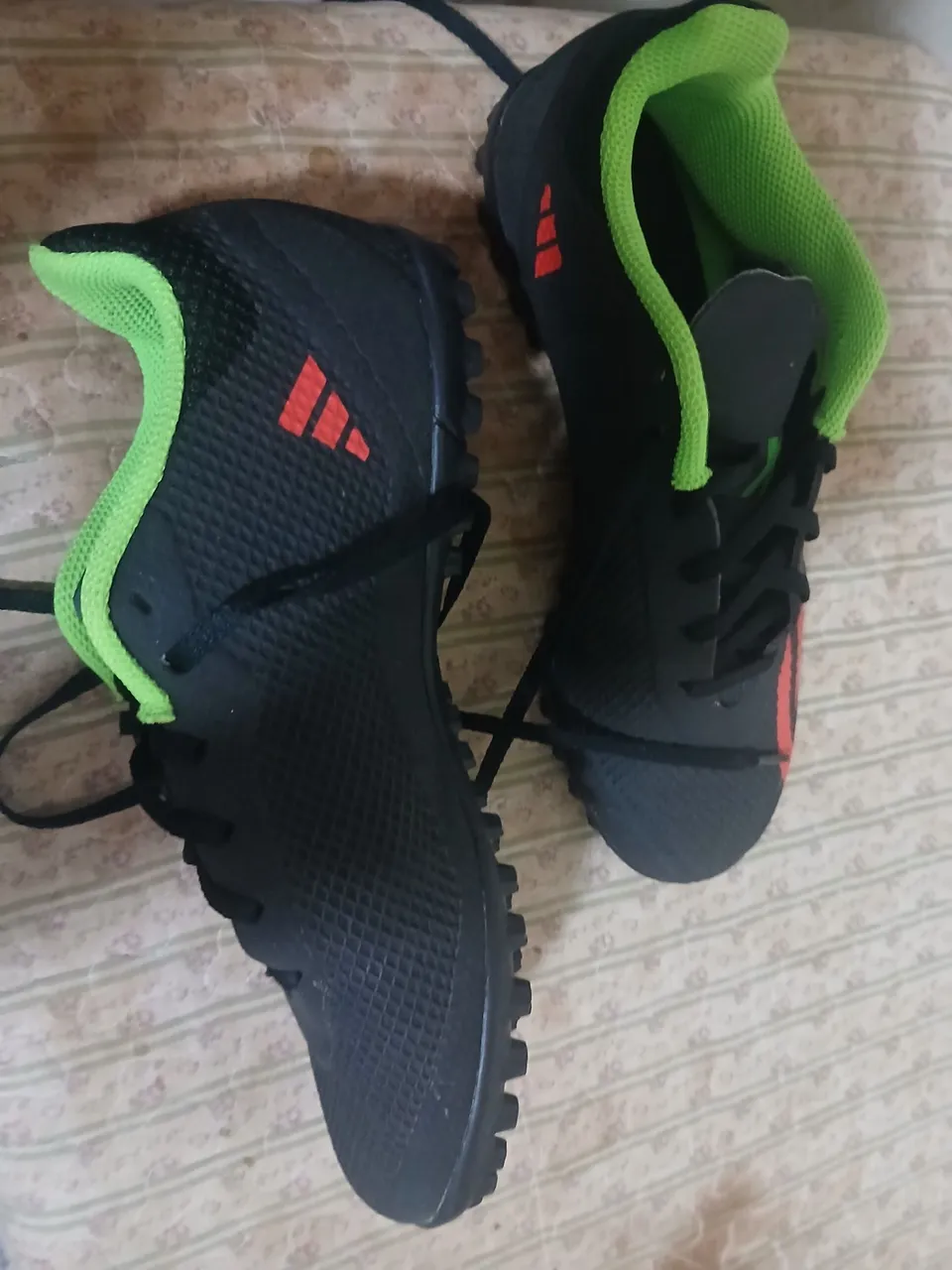 Chuteira Adidas Preta com Detalhes em Laranja