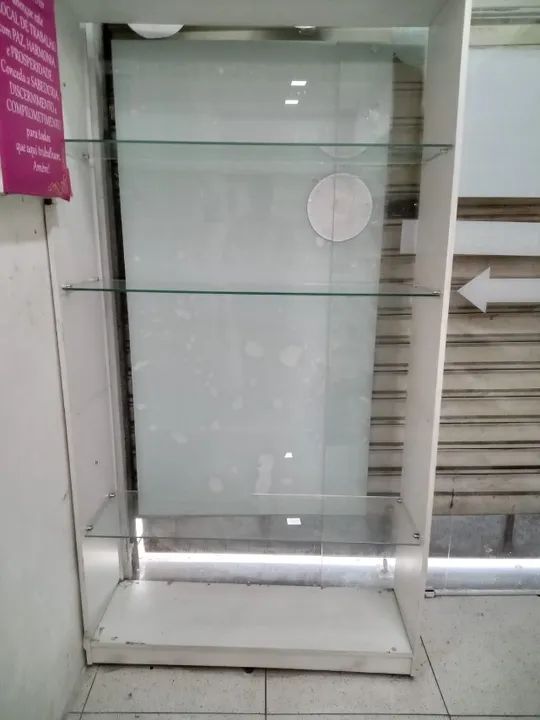 Estante/ Vitrine de vidro e madeira