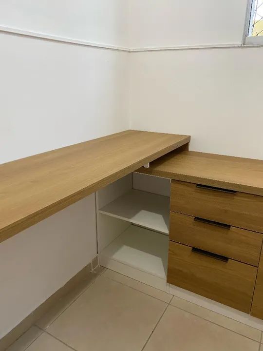 Mesa de escritório em L (MDF branco e freijó) - Foto 5