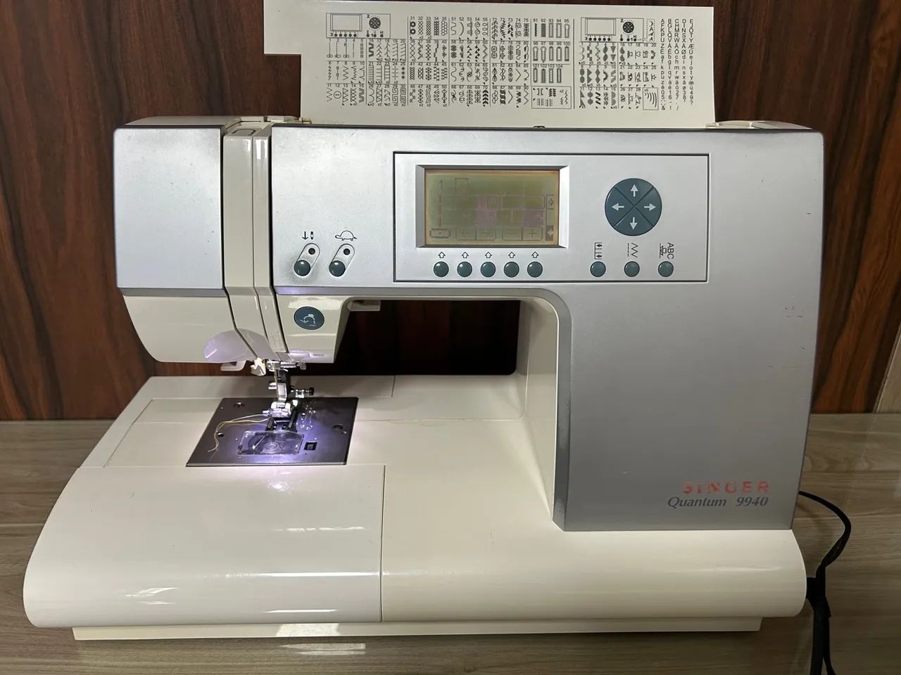Máquina de costura eletrônica SINGER modelo Quantum 9940