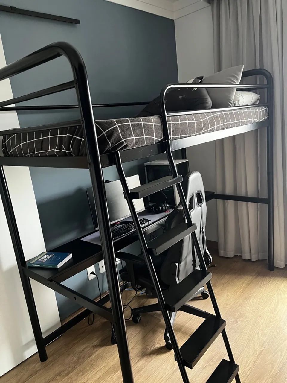 Cama suspensa com bancada