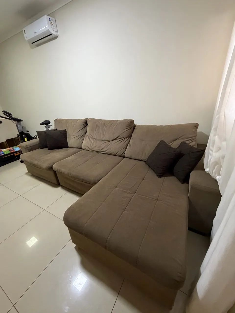 Sofá retrátil de 4 lugares marrom - Foto 5