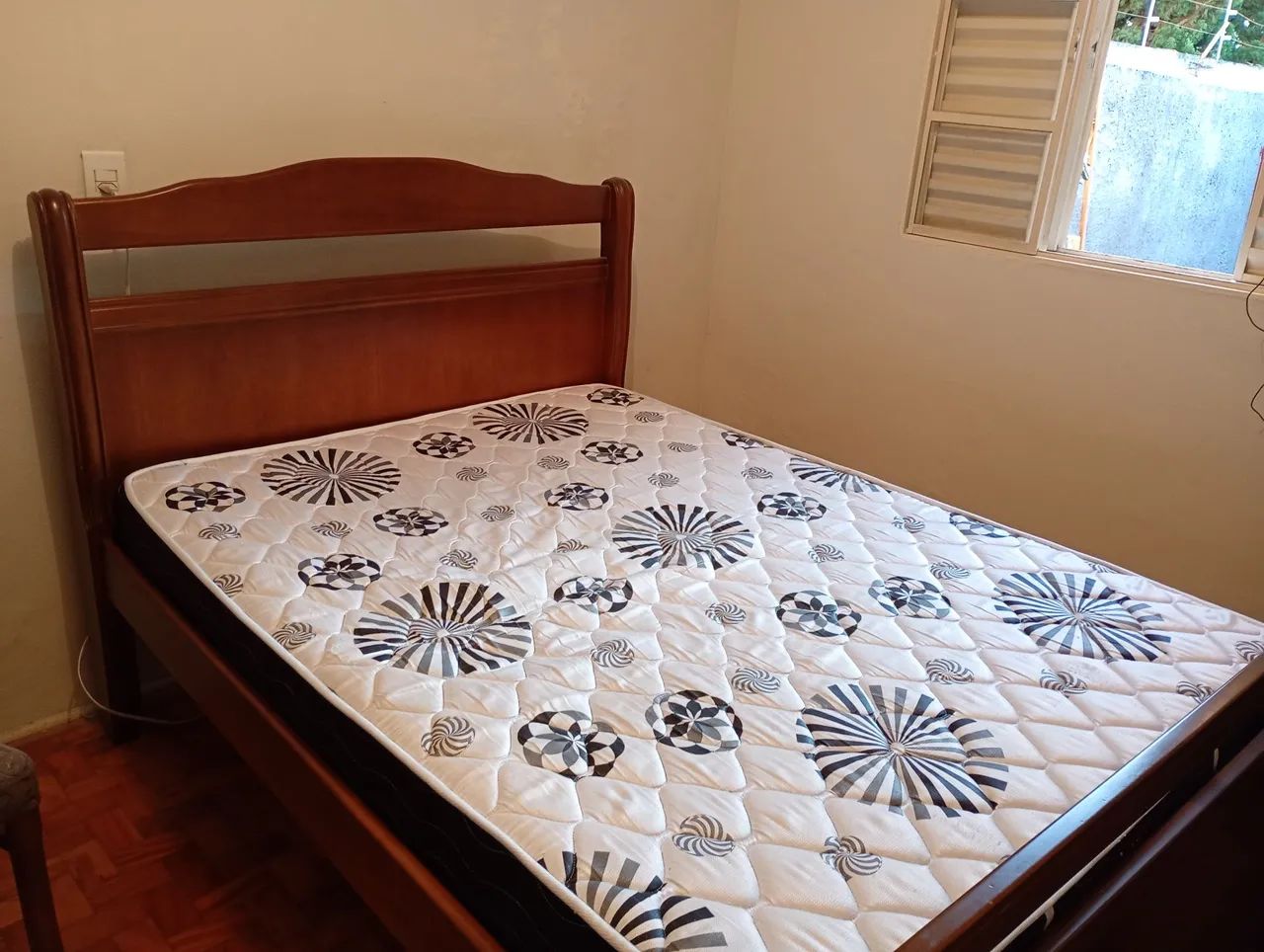 Cama de casal em madeira maciça com colchão  - Foto 4