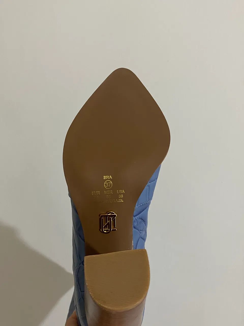 Bota em couro marca UZA nova - Foto 3
