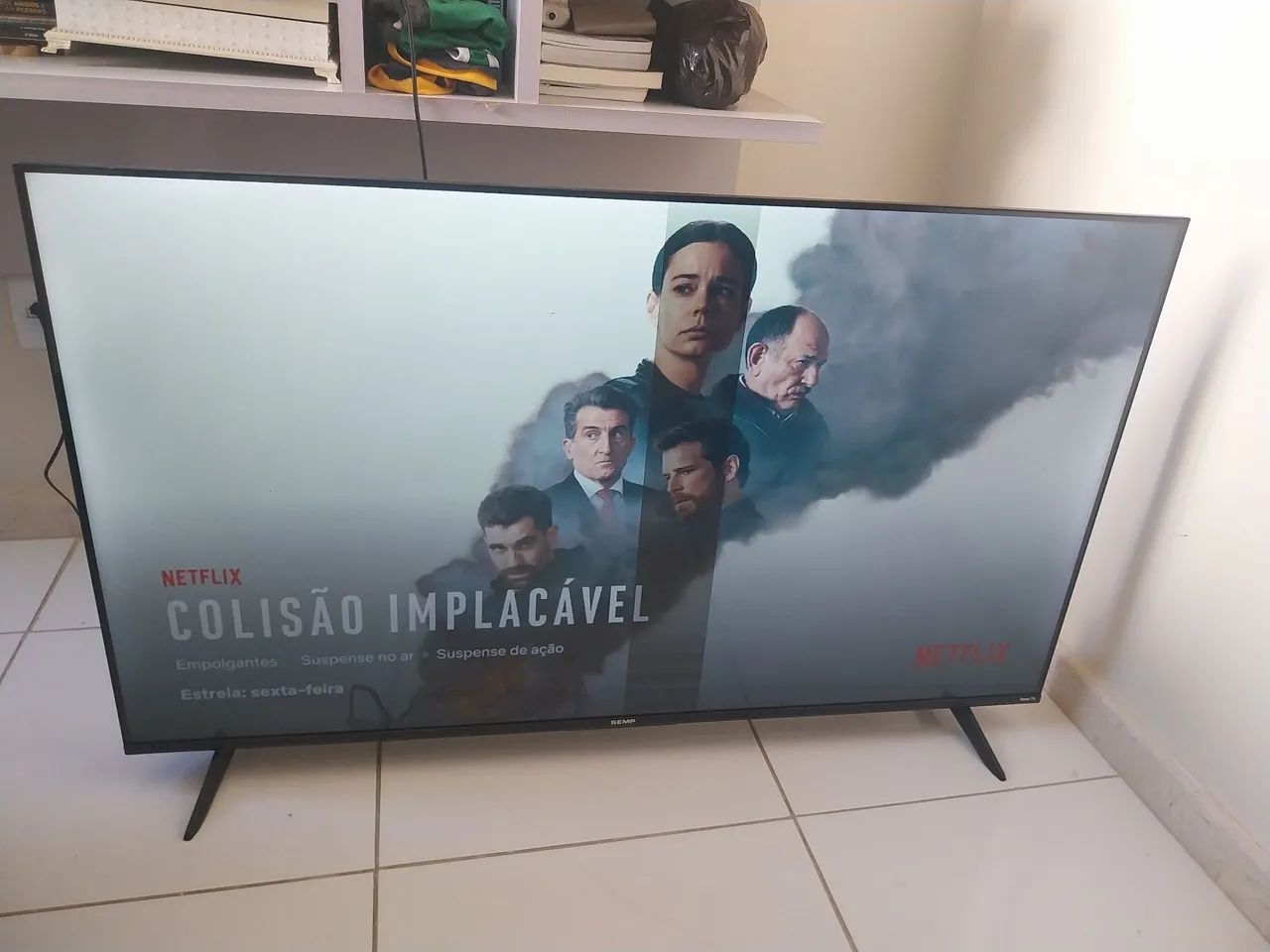 Vendo TV smart digital de 50 polegadas com uma listra  o centro da tela.  - Foto 3