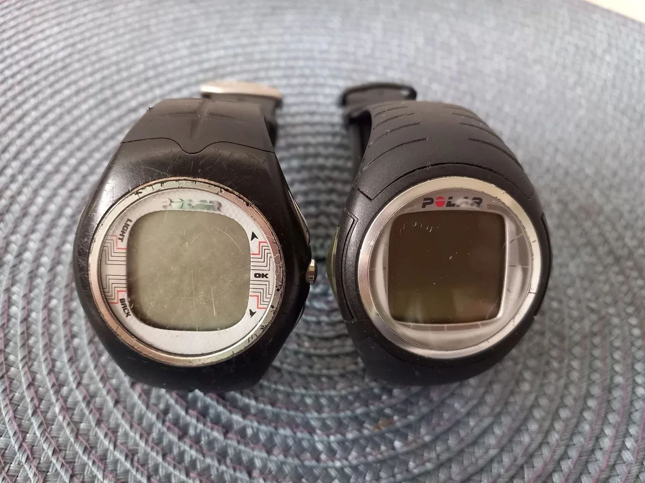 Dois relógios da marca Polar parados 