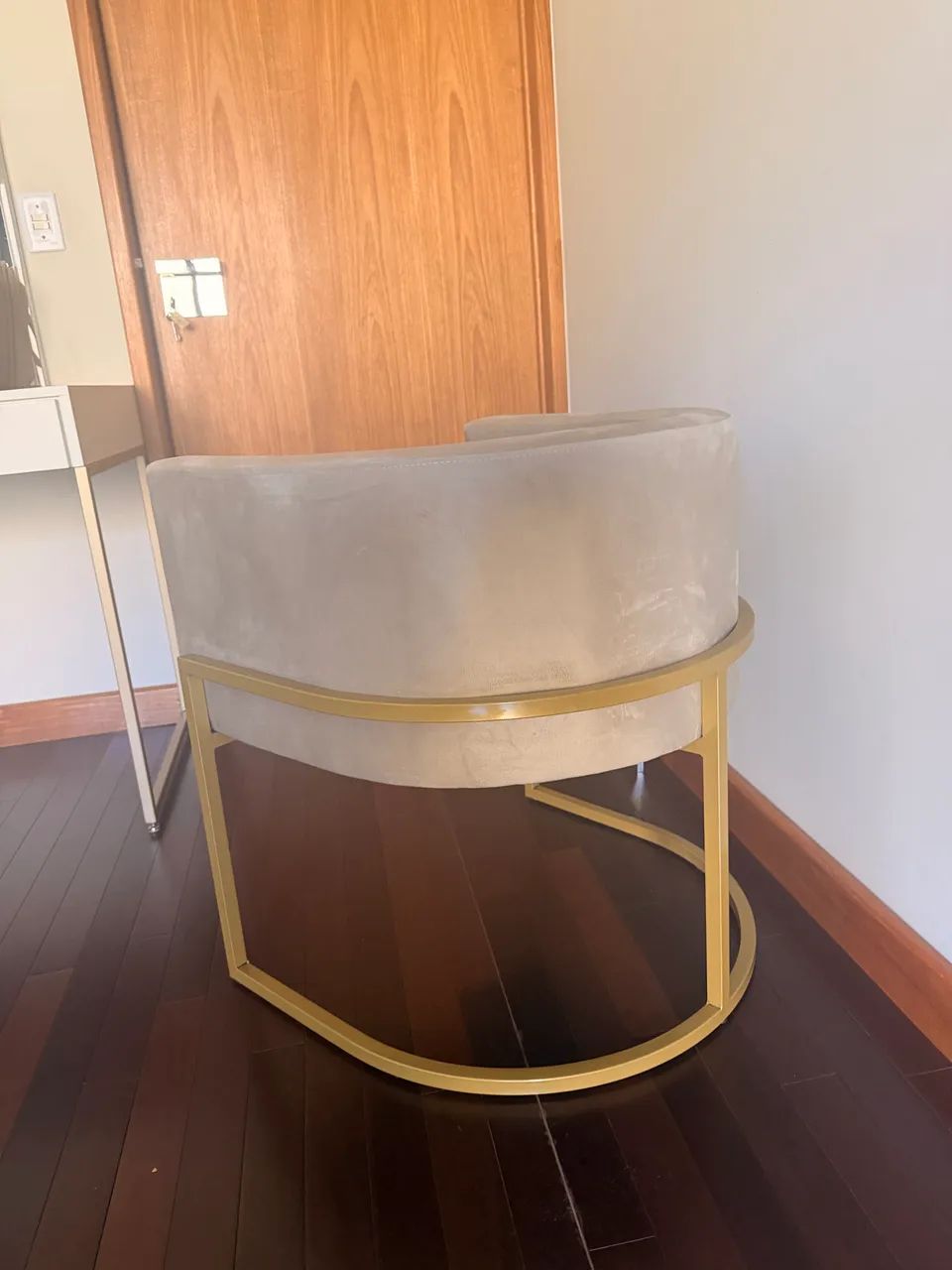 Poltrona Decorativa Base de Ferro Dourada Conforto Diversos Ambientes