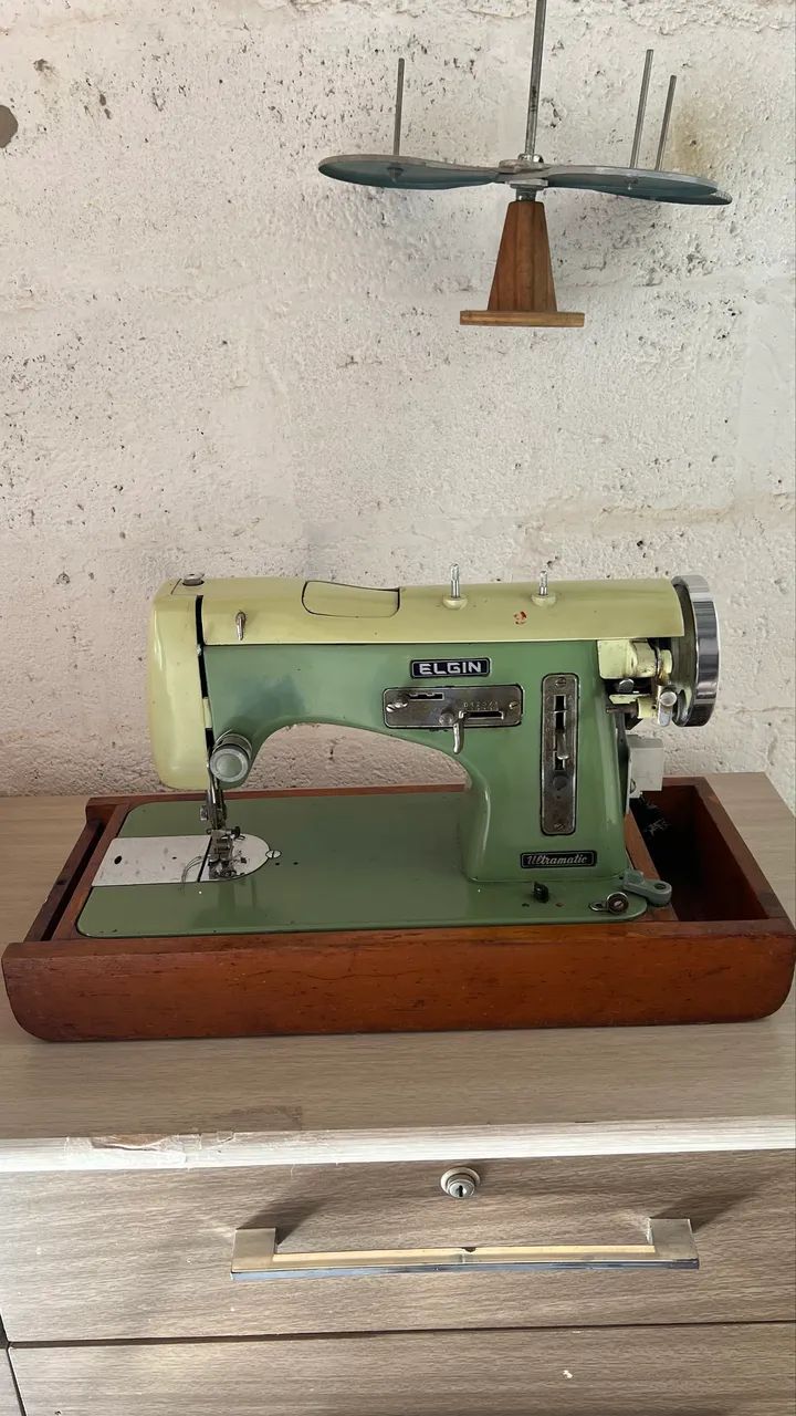 Máquina de Costura Elgin Ultramatic Vintage com Motor Elétrico (110V)