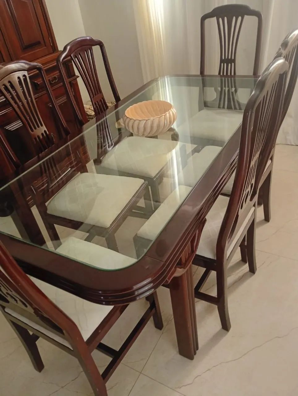 Mesa com 6 cadeira de madeira  - Foto 2
