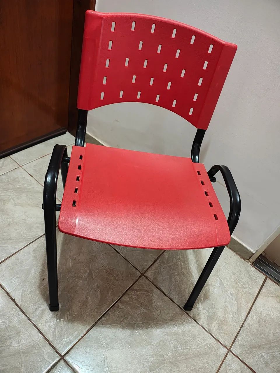 2 Cadeiras reforçadas vermelhas - Foto 5