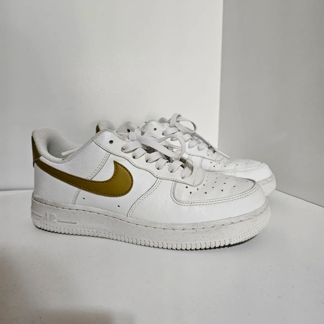 Air force 1 branco e dourado