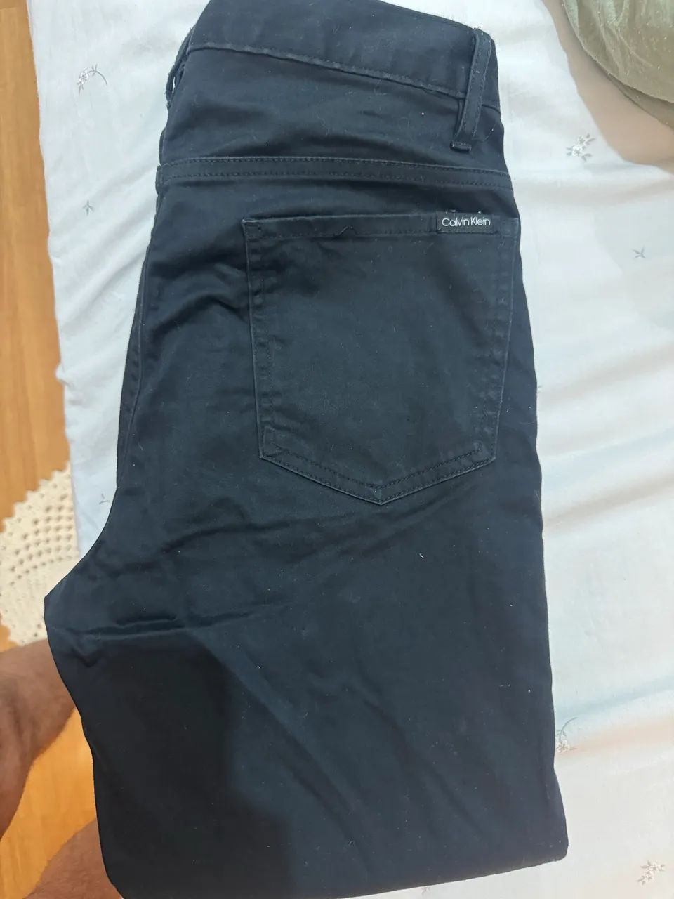 Calça calvin Klein slim fit preta  - Foto 2